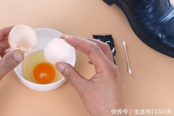 皮鞋蹭破皮了怎么办?不花一分钱,一个鸡蛋就能修复如新!