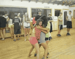 |搞笑GIF:一桌子女的没一个男的漂亮, 确实挺尴尬!