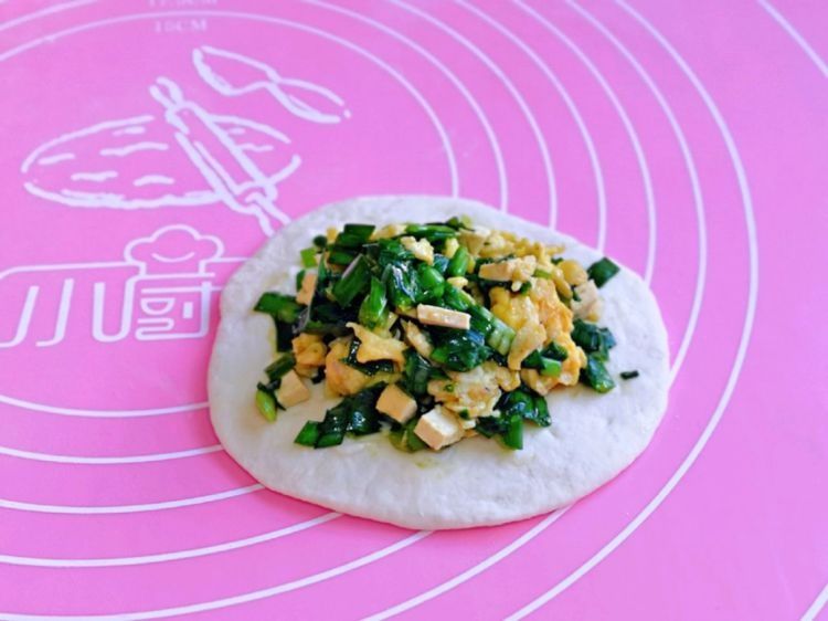 做韭菜盒子的时候加点虾皮和香干,味道太鲜美了,真过瘾