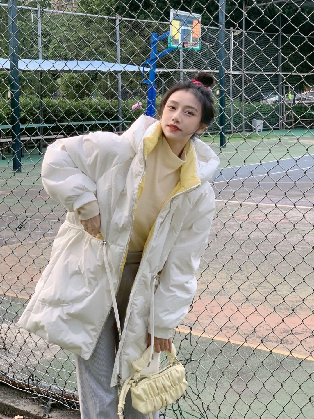 减龄 冬天穿灰色连衣裙更减龄,搭配长款外套保暖又舒适!