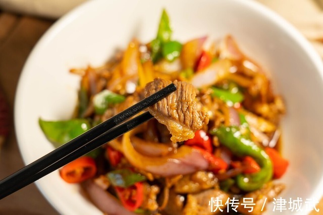 萝卜和它一起炖，味道特别鲜！热腾腾端上桌，营养下饭，吃完暖和