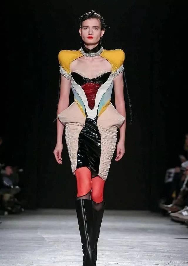 时装周|2020伦敦时装周时尚秀震撼全是那么怪美丽的