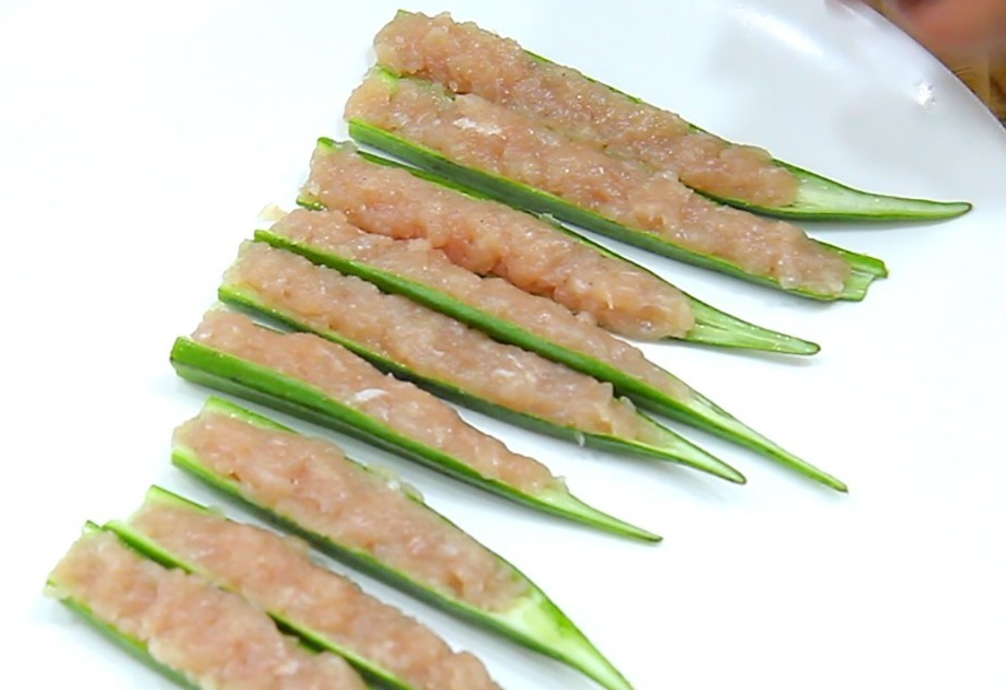 秋葵别再炒着吃了,试试蒜蓉秋葵塞肉,清脆爽口,做法简单