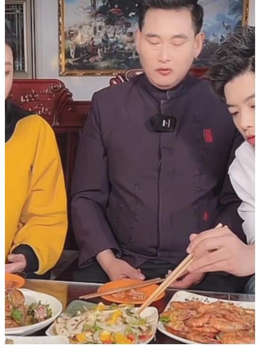 大衣哥晚飯?zhí)S盛，混好了卻不忘初心！