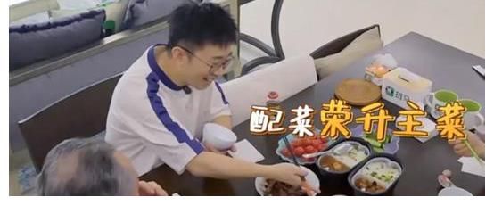 自熱米飯|宋妍霏用自熱食品招待楊迪引爭議，網(wǎng)友扒出關(guān)鍵信息打臉節(jié)目組