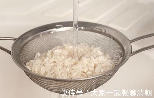 大米|煮米饭，直接加水下锅是不对的，少了2步，难怪米饭不香不松软