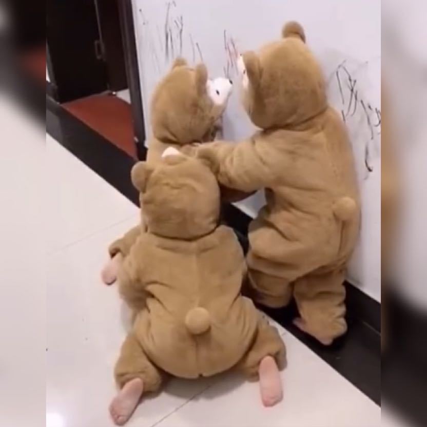 告状|三胞胎宝宝互相“战斗”作一团火了,网友:各自为营,逮着谁打谁