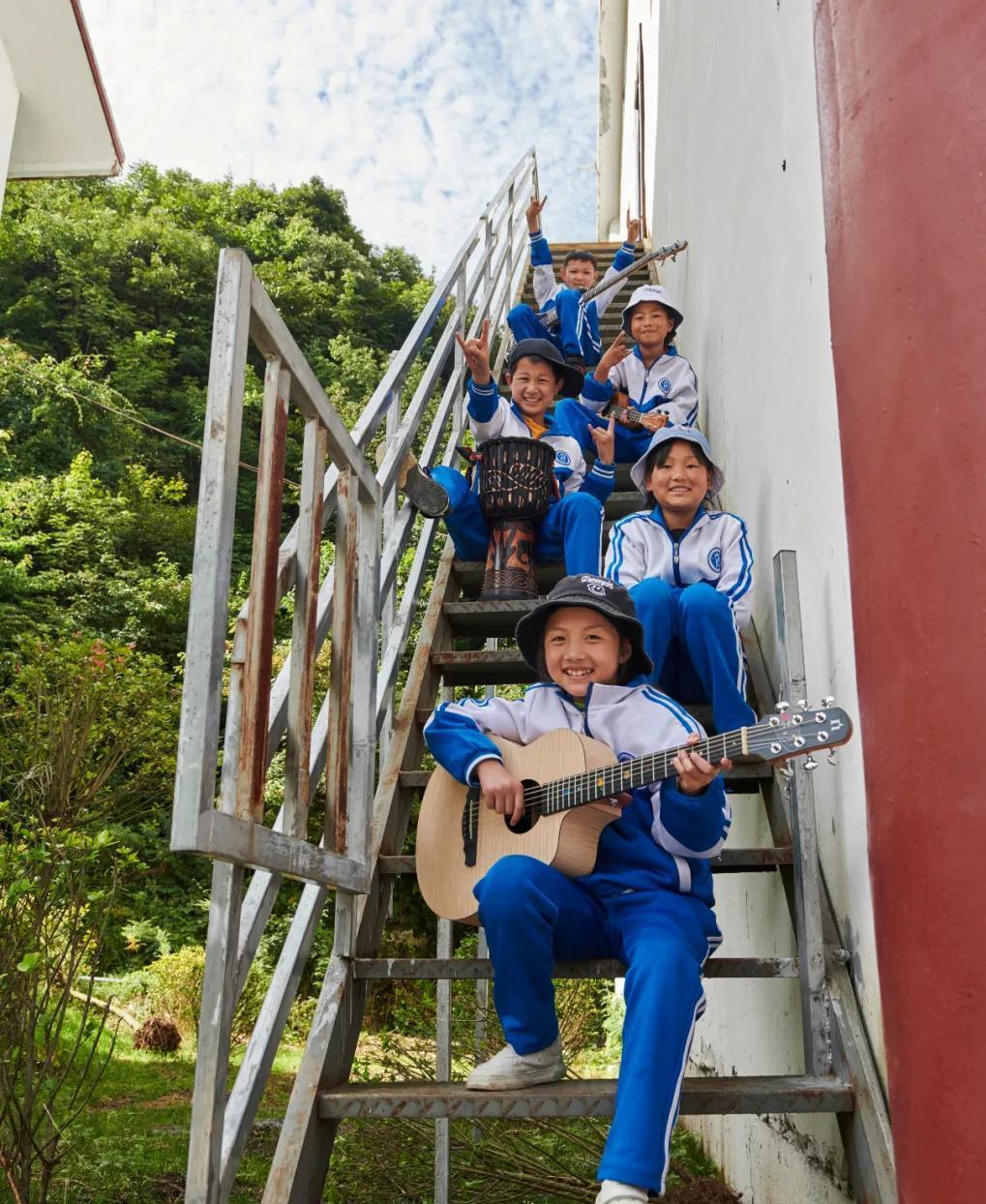 孩子们|好羡慕大凉山的“妞妞”们，能够遇到吉布小龙这样的老师