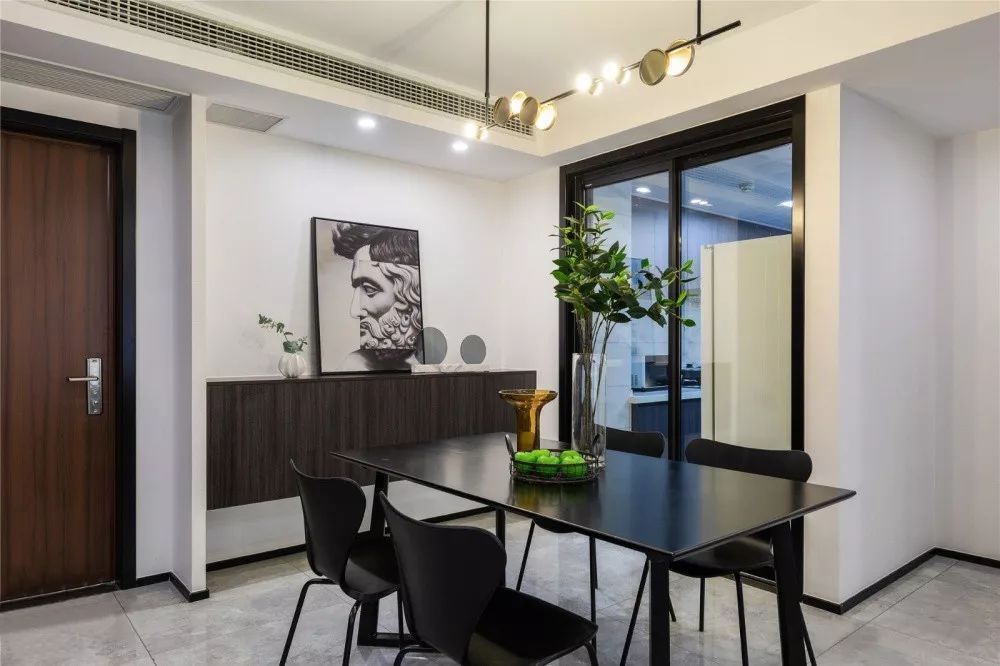 115㎡现代简约风,黑白灰气质高级!朋友却吐槽:像酒店