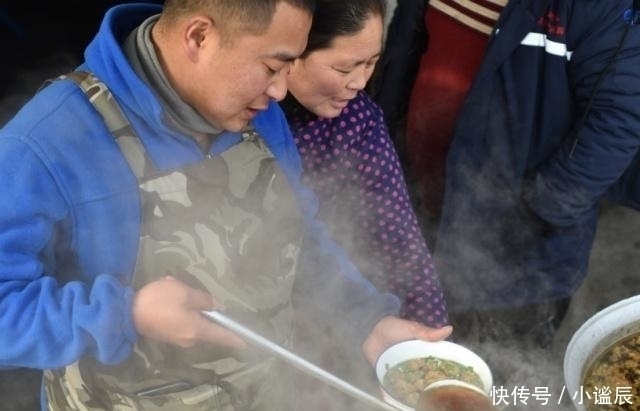 丸子|母子卖“豪华泡面”,20元1碗,一天卖600碗,顾客天天排队买