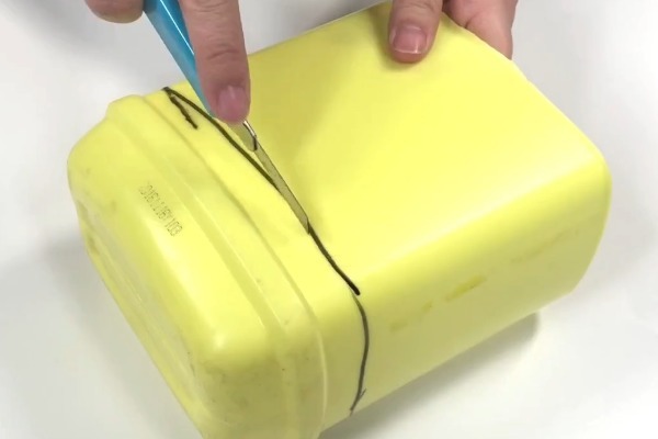 谁还买熨斗啊洗洁精瓶切两刀,衣服1秒变平整,真是太聪明了