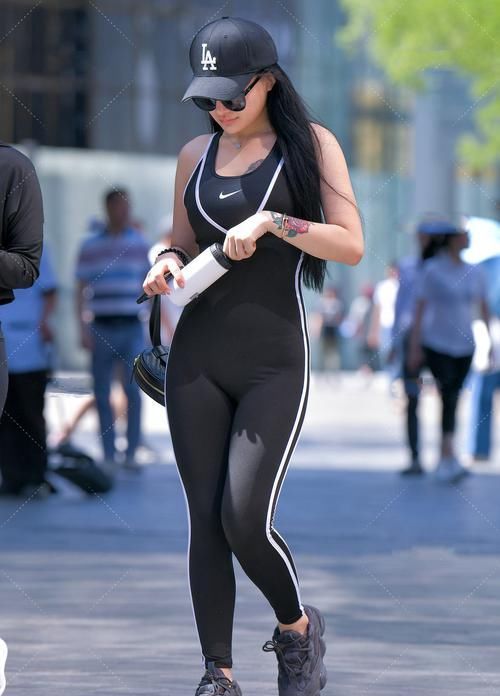  白色|小姐姐白色连衣短裙，配上一双水晶高跟鞋，亭亭玉立的美腿