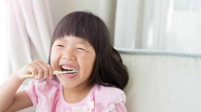 刷牙|宝宝多大开始刷牙适合乳牙萌出前,该如何给宝宝清洁口腔