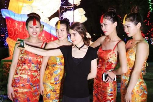 大学生“旗袍毕业照”，女生唯美男生惊艳，网友：回眸一笑百媚生