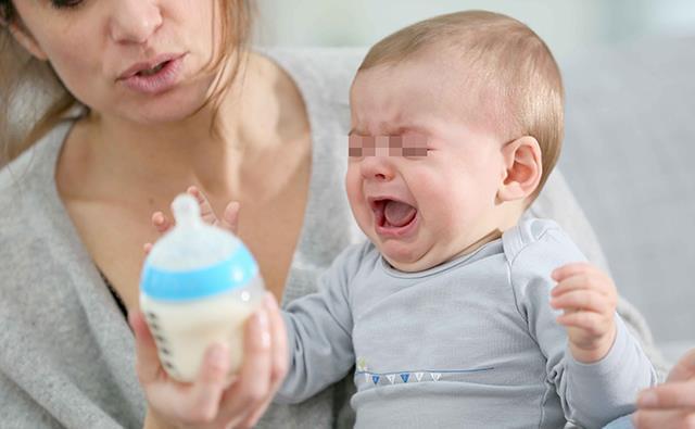 小动作|宝宝吃母乳时三心二意,小动作还多?宝妈别生气,是他到了厌奶期