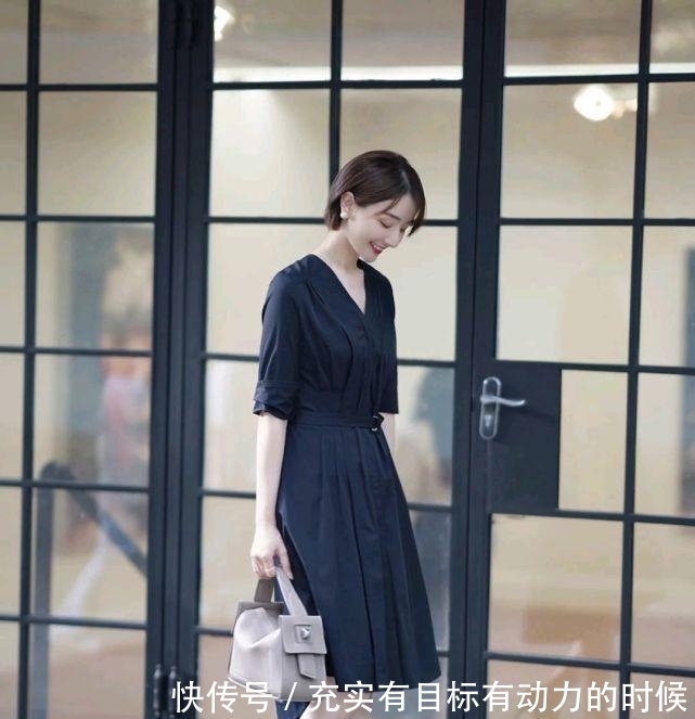 成熟|成熟女人怎么穿才好看呢？简约温柔的穿搭就很不错，高级又有魅力