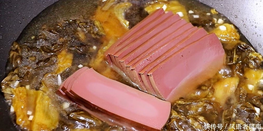 酸菜|用酸菜煮鸭血,鸭血煮的时间越长越好吃,一点不腥,鲜香嫩滑