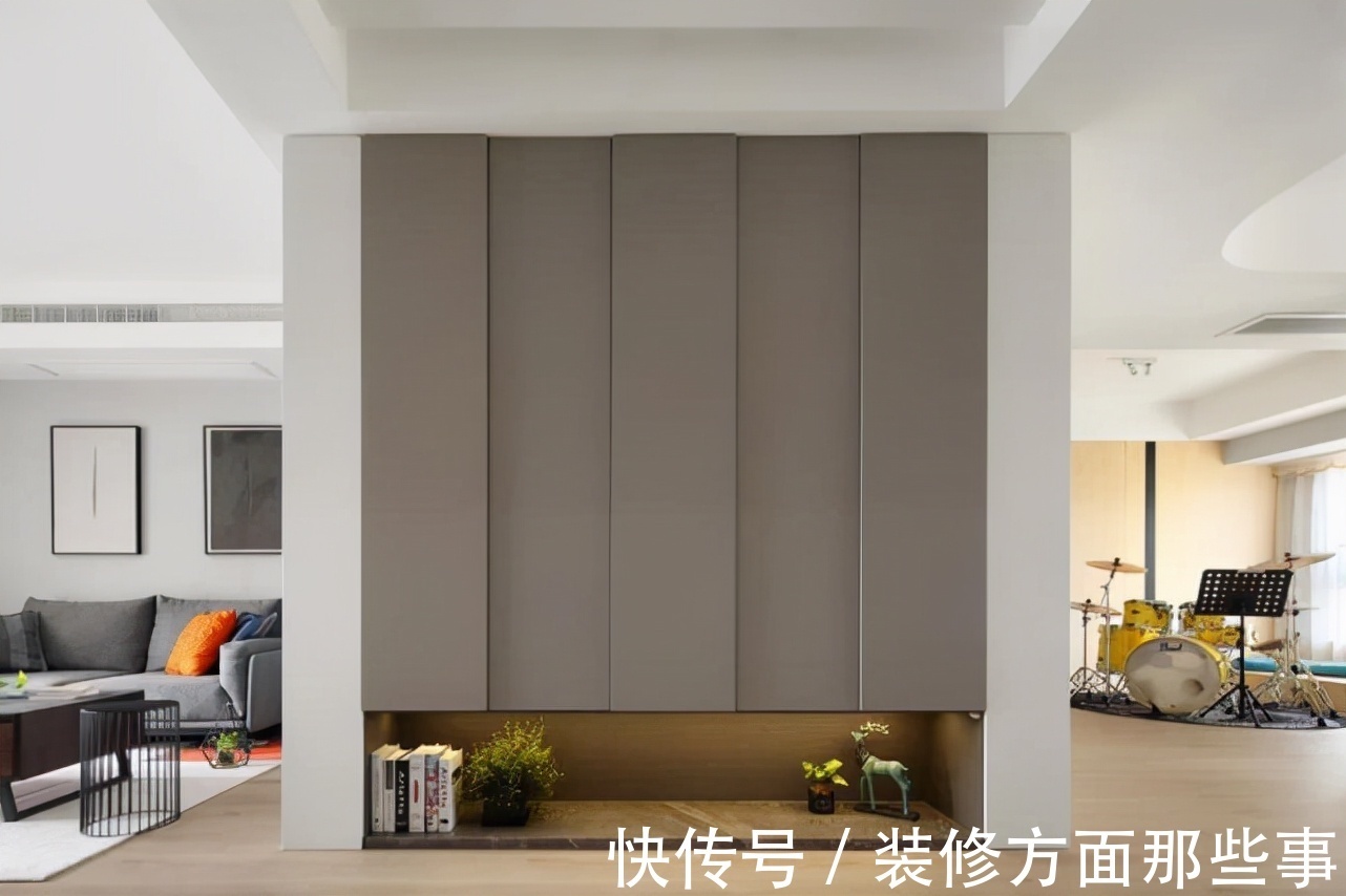 客厅|110平现代简约风三居室，黑色卫生间洗手盆后的墙面太实用了