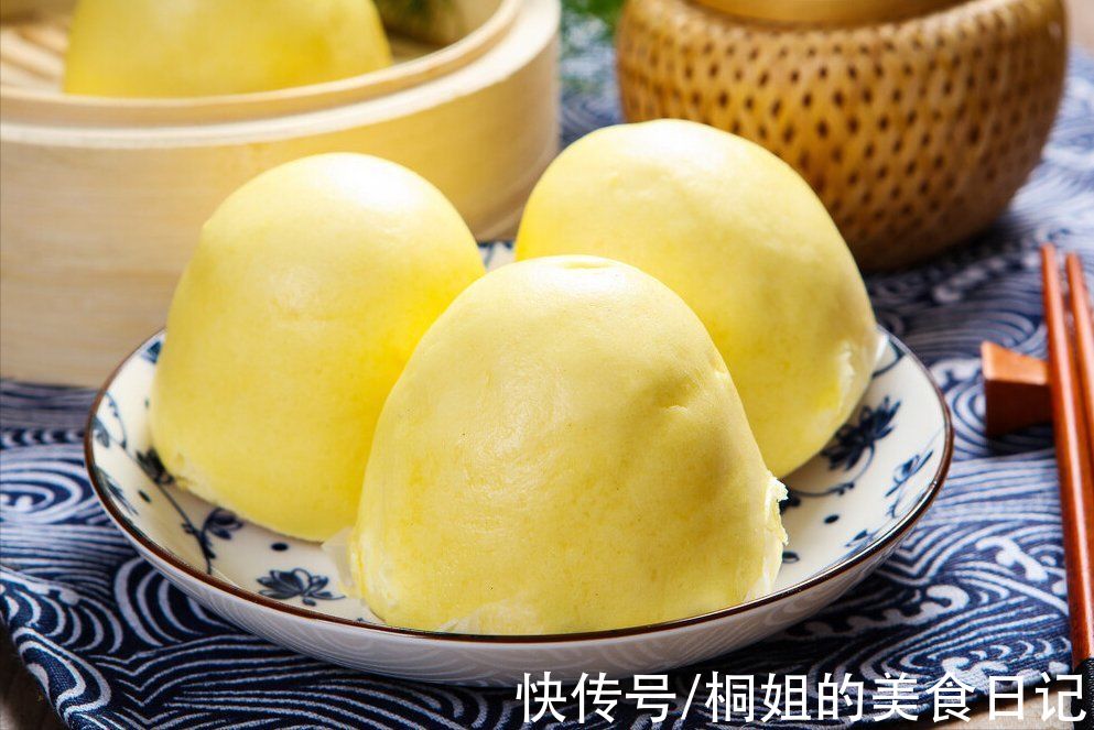 天冷多吃粗粮好处多，做玉米面窝头多放3味料，松软好吃不噎人