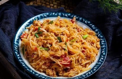 炒粉丝时,焯水后直接炒是不对的,多加一步,粉丝根根分明不结团