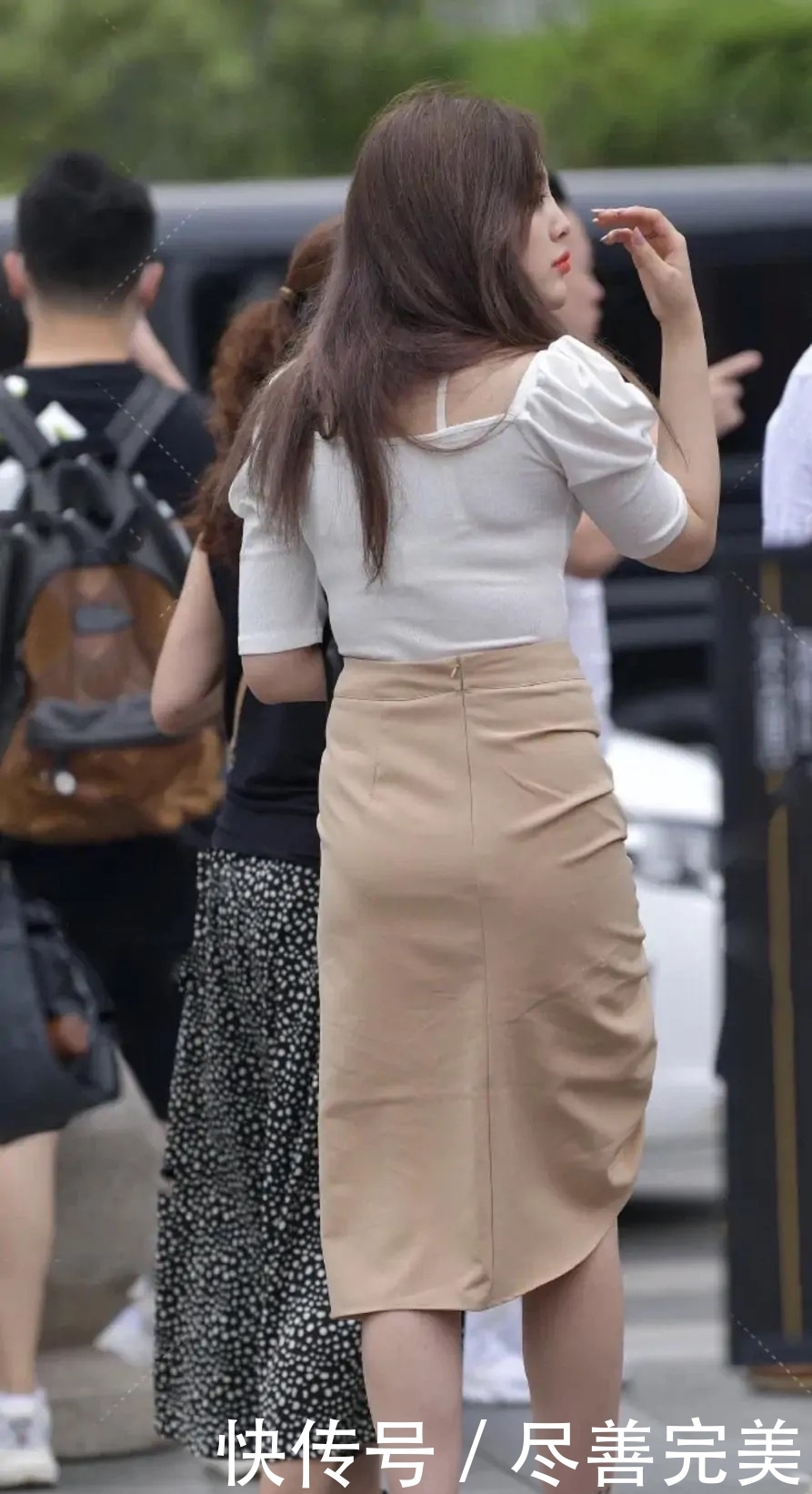 “胯宽腿粗”女孩新穿法,泡泡袖上衣搭配“A字裙”,优雅又高级