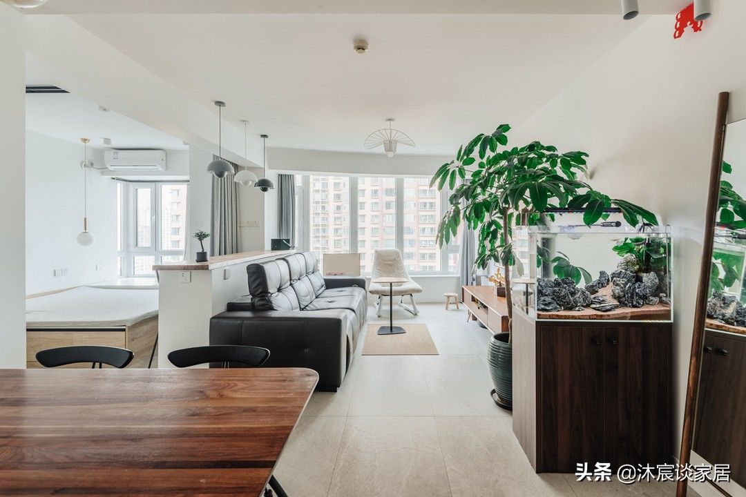 卧室|她家看着平淡,但简洁清爽,用窗帘隔出一间卧室,温馨且幸福