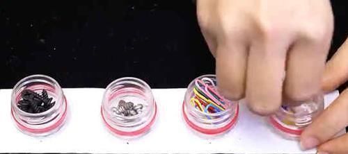 热熔胶|把两个塑料瓶盖粘在一起,挂在裤子上,全家人都要抢着用,太棒了