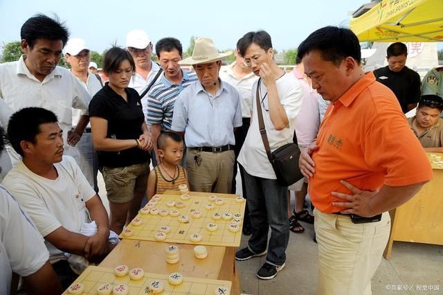 鹧鸪天$19首对弈诗词屋前秋叶空飘转,翁媪无言棋一盘