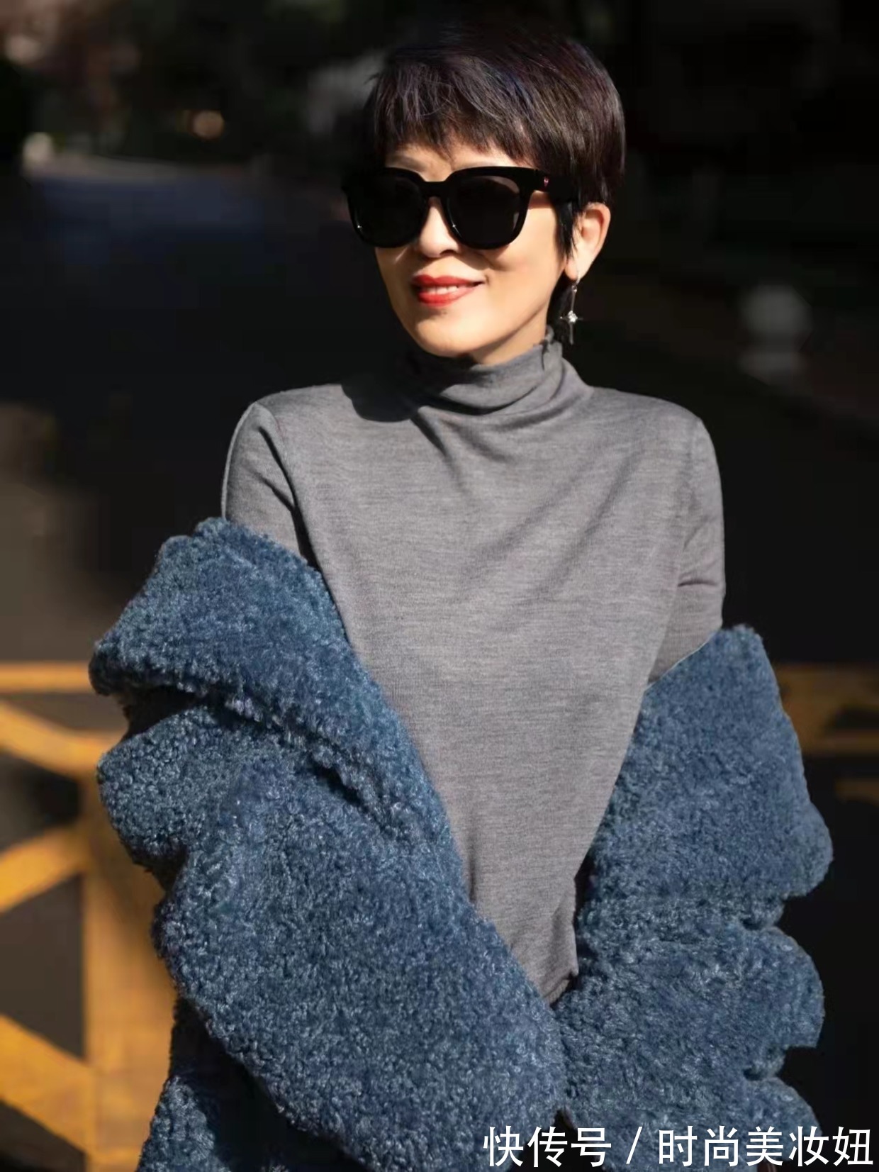 穿搭|被这位60岁奶奶惊艳了,穿羊羔绒外套洋气减龄,年轻10岁不止