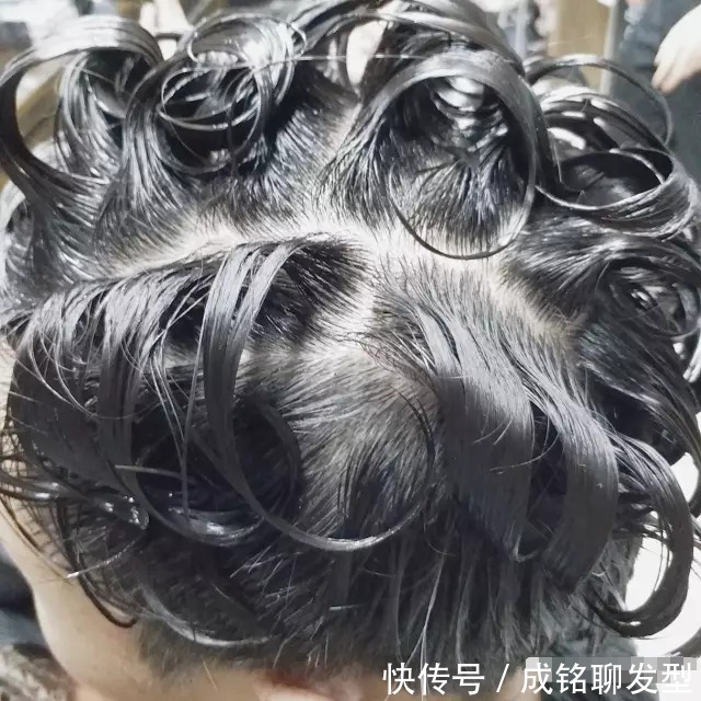 烫大卷结果烫成小卷好老气,多洗几次能变大吗?小卷是洗不大的