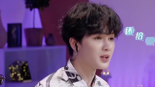 节目|朱正廷节目中谈恋爱观,耿直发言逗笑全场,却遭伊能静吐槽太直男