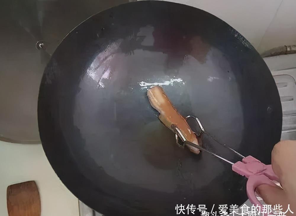 新铁锅千万别直接用火烧,教你正确开锅方法,铁锅不粘也不生锈
