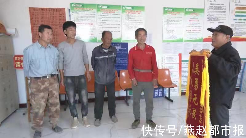 沧县|古稀老人雨中落入深沟 沧县四农民见义勇为成功施救