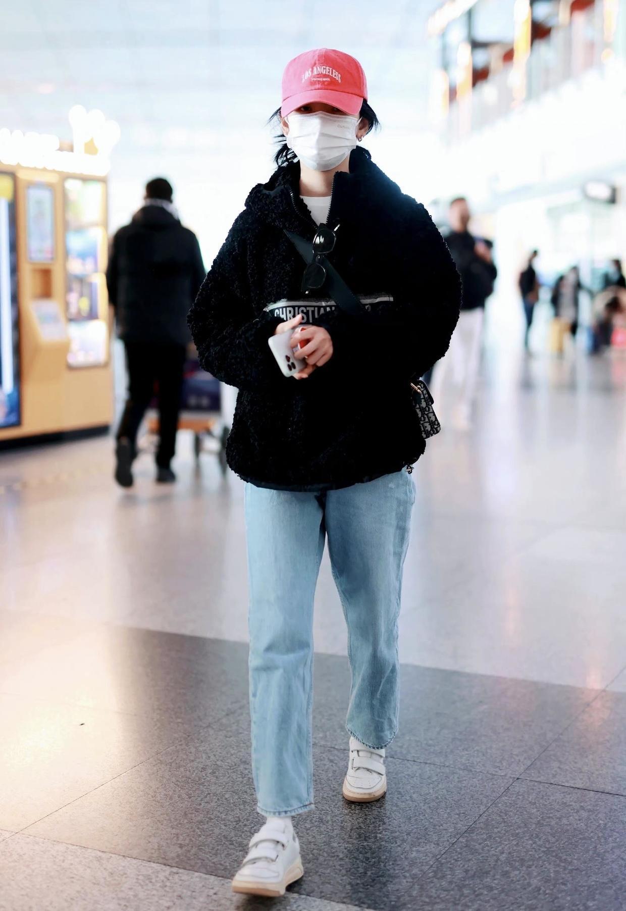 小蛮腰|章若楠的私服搭配好惊艳,穿黑色羊羔绒卫衣配牛仔裤,又飒又美