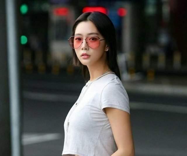 小姐姐诶白与黑的搭配, 穿出恬静的气质, 尽显委婉动人的美