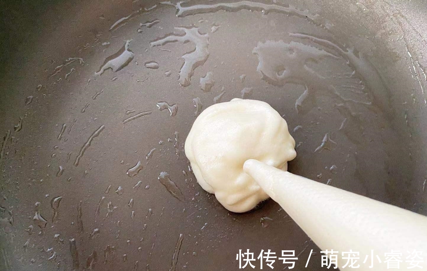 打蛋器|一出锅我家娃就急着要吃！味道酸甜，蓬松绵软，一口平底锅就能做