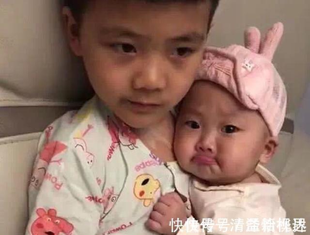 哥哥|妹妹被妈妈教训后,一脸委屈地窝在哥哥怀里,兄妹俩看着太有爱了