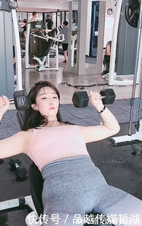 美女|看美女练的那么带劲,就知道健身房人不少
