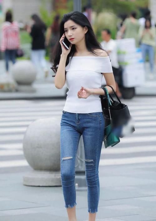 锁骨|紧身牛仔裤搭配一字肩，完美展示性感身材，锁骨很有女人味