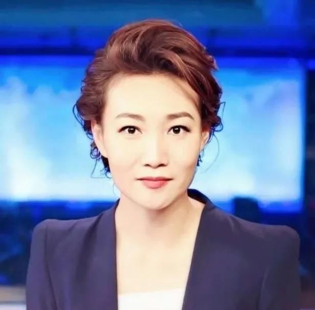新闻联播 端庄秀丽的女主播桑晨无心插柳进央视,与老搭档李红平分秋色