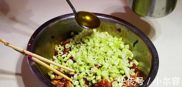 排骨|排骨新吃法：除了红烧还可以做包子，配上2碗小米粥，营养又管饱