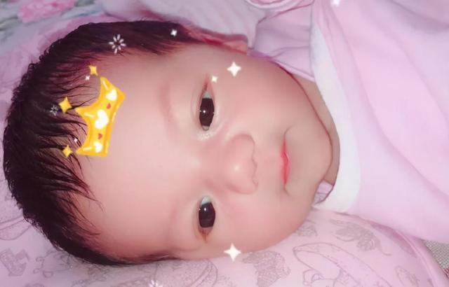 臭脸|“臭脸新生儿”走红网络,出生就带着怨气,网友:在娘胎里受气了