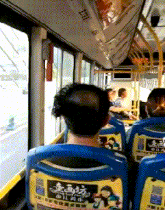 |搞笑GIF：大叔用的什么牌子的洗发膏，头发如此飘逸