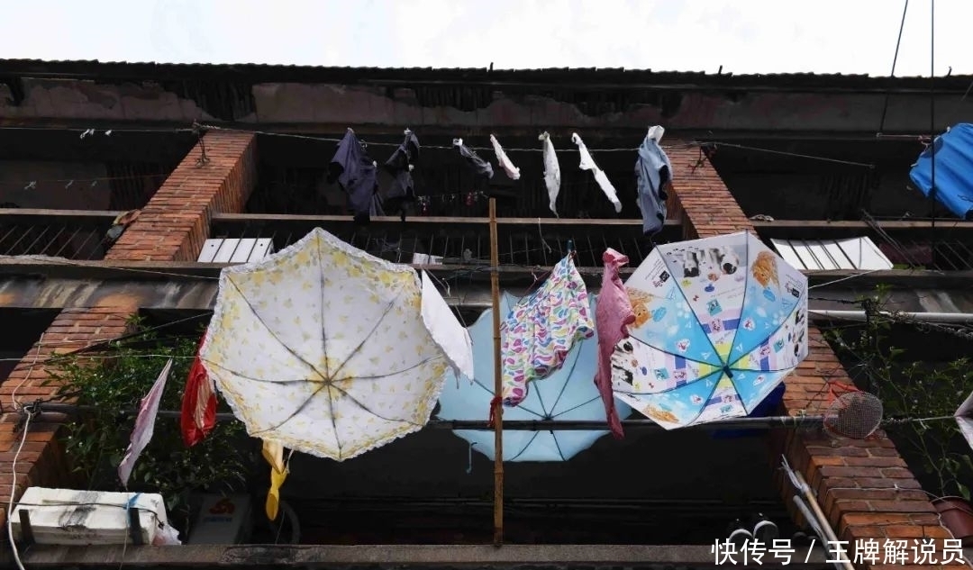 一对古稀老人守着一个小吃摊子,养活四代人,还留住了一条街