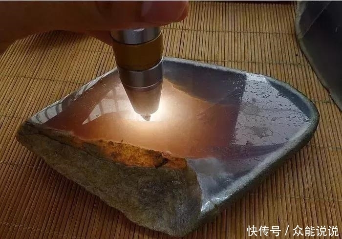  果冻|老缅也会看走眼，中万收的翡翠原石，竟一刀切出“果冻级”翡翠！