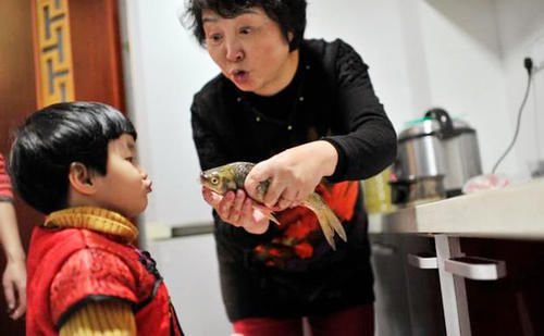 孩子|60岁高龄的失独母亲,拼命生下双胞胎,自私还是另有隐情?