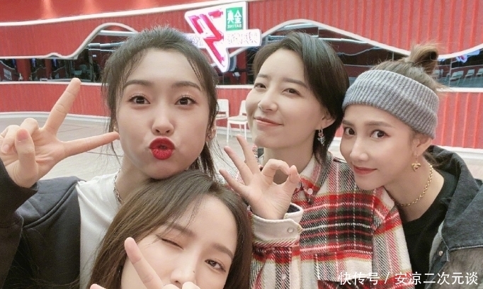 《姐姐2》成团夜在即,李斯丹妮晒与选手合照,台下的姐姐超有爱