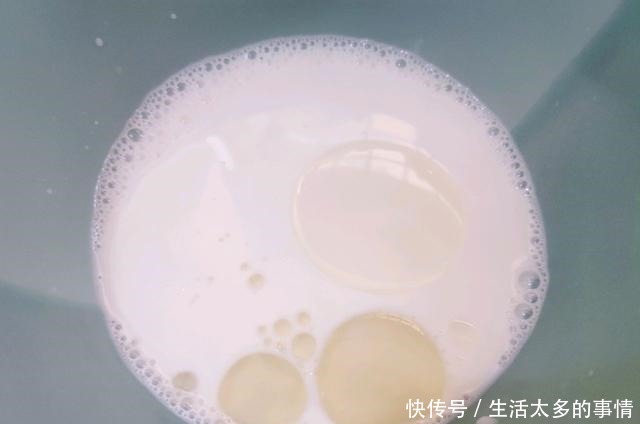 咬一口幸福感爆棚糯米糍,糯米粉蒸一蒸,裹上芝麻更好吃!