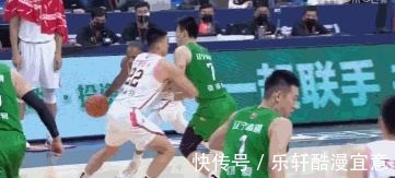 韩德君|威姆斯伤人+胡明轩垫脚,韩德君暴揍威姆斯太狠毒,郭艾伦发飙了