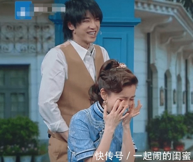 民國時期|baby坐著看戲,而誰注意她身后的華晨宇怕是忘了有鏡頭!